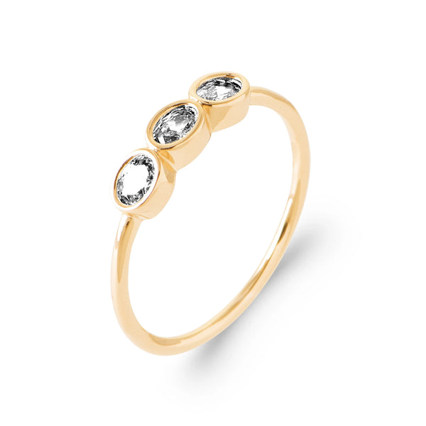 Bague fine trilogie de zircons ovales en plaqué or, vue de trois quarts