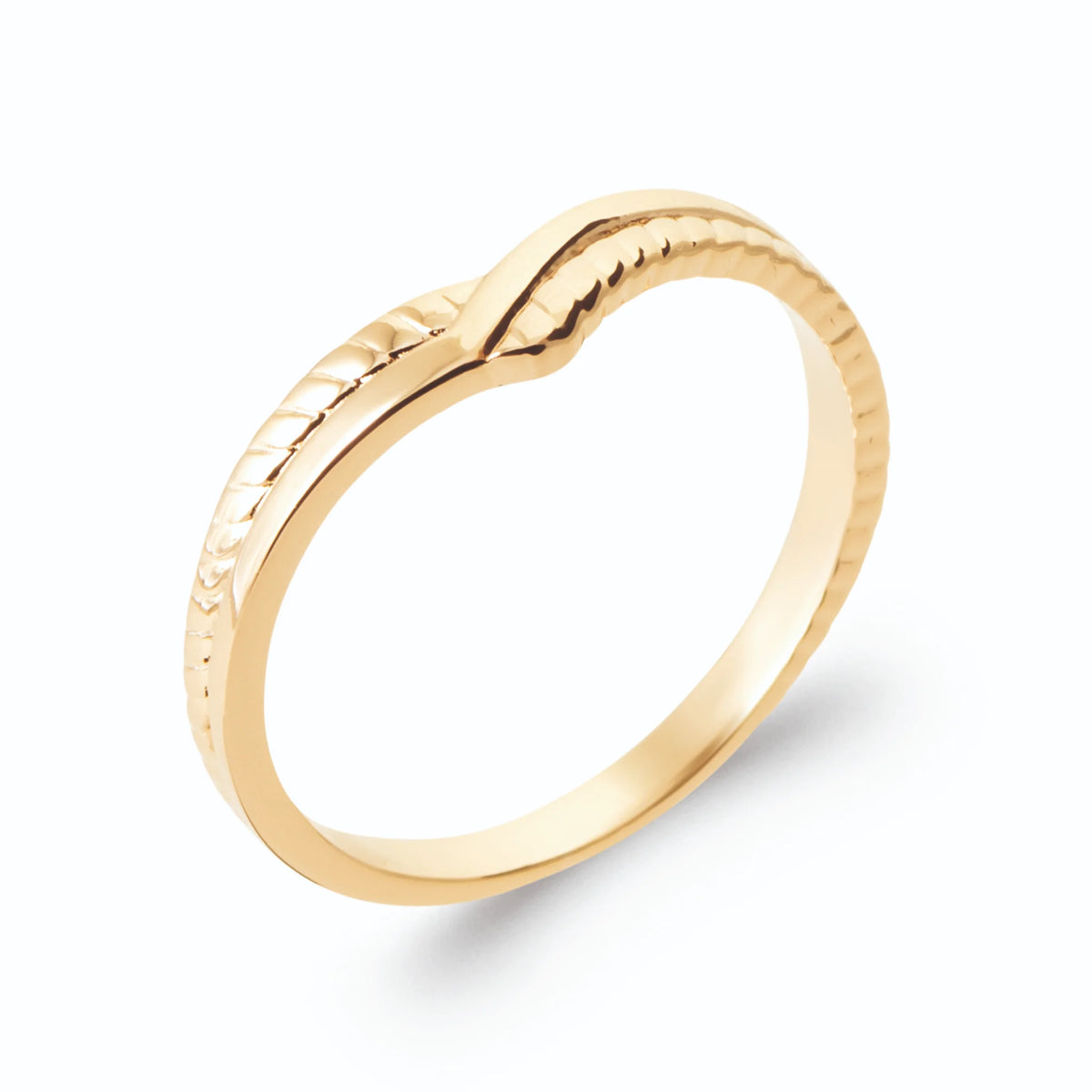 Bague fine en V ciselée effet corde en plaqué or, vue de trois quarts