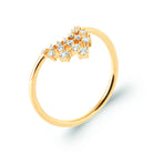 Bague fine en V cœur pavé de zircons en plaqué or, vue de trois quarts