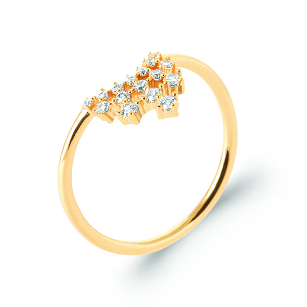 Bague fine en V cœur pavé de zircons en plaqué or, vue de trois quarts