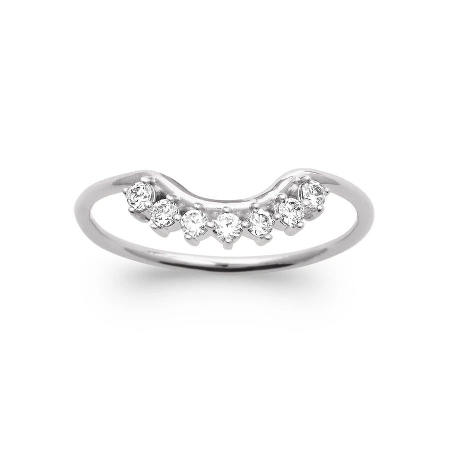 Bague fine en V sertie de zircons en argent 925, portée à la main
