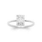 Bague fine zircon rectangulaire dans un cadre de zircons en argent 925, vue de dessus