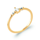 Bague fine zircon rond entre deux zircons navettes en plaqué or