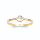 Bague fine zircon serti clos et liseré de zircons en plaqué or