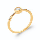 Bague fine zircon serti clos et liseré de zircons en plaqué or