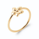 Bague fleur à cinq pétales polis sur anneau fil en plaqué or, vue de trois quarts