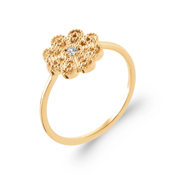 Bague fleur en dentelle d’or perlée zircon central en plaqué or, vue de trois quarts