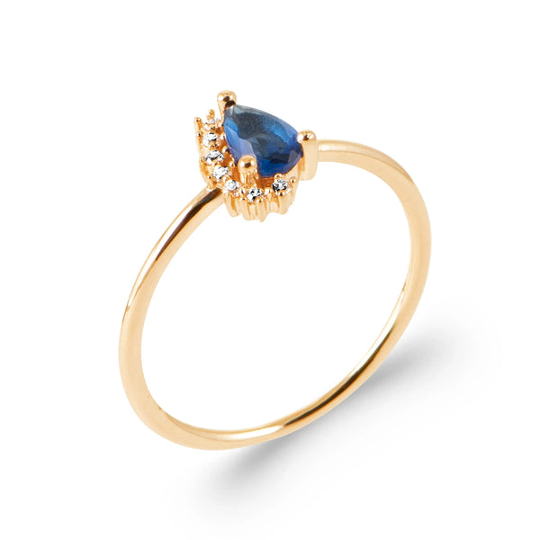 Bague goutte bleu nuit et demi-halo de pierres claires en plaqué or, vue de trois quarts