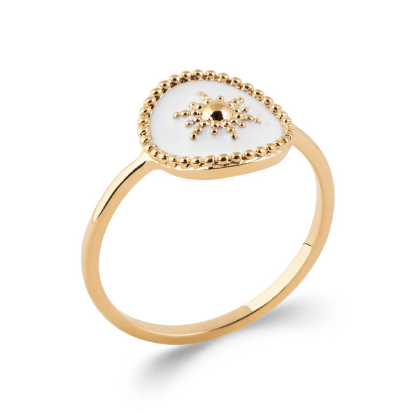 Bague goutte laquée blanche et petit soleil d’or en plaqué or, vue de trois quarts