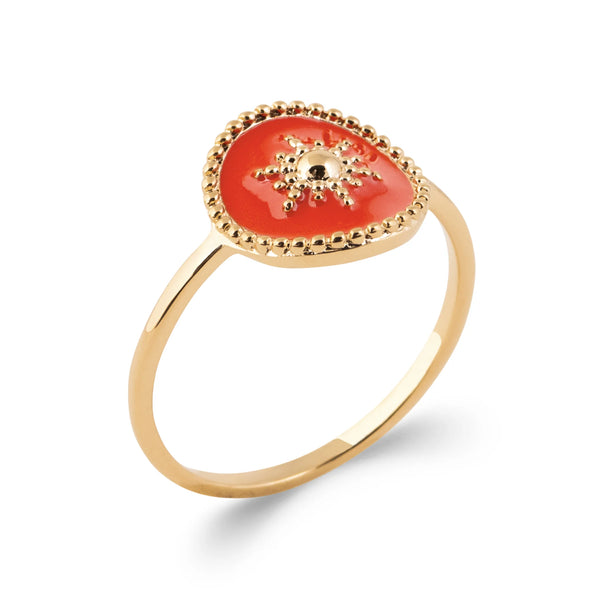 Bague goutte laquée corail et petit soleil d’or en plaqué or, vue de trois quarts