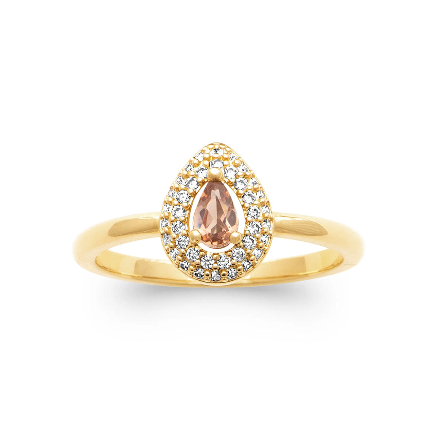Bague goutte pierre rose poudré double halo de zircons en plaqué or, portée à la main