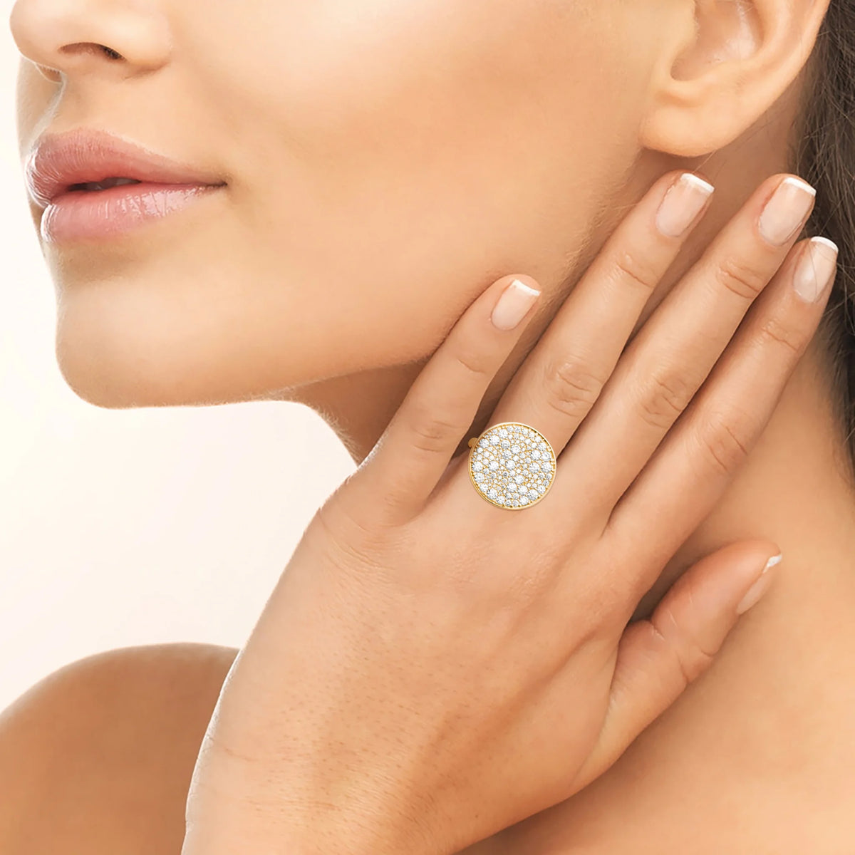Bague grand disque rond entièrement pavé de zircons de tailles variées en plaqué or