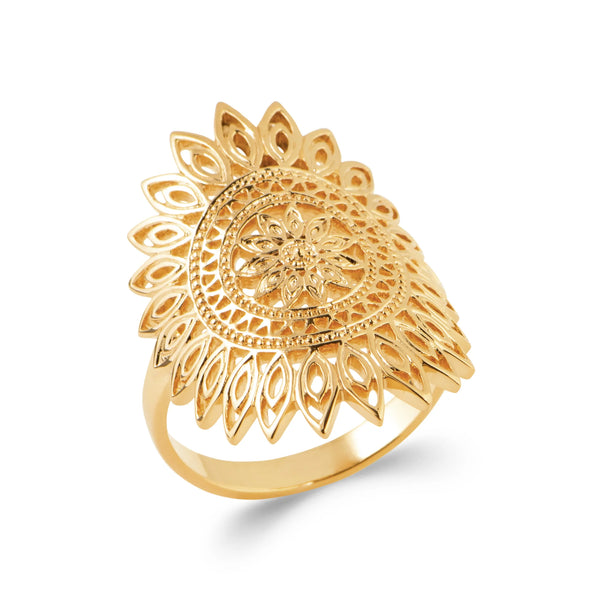 Bague grand médaillon floral en filigrane aux pétales rayonnants en plaqué or, vue de trois quarts