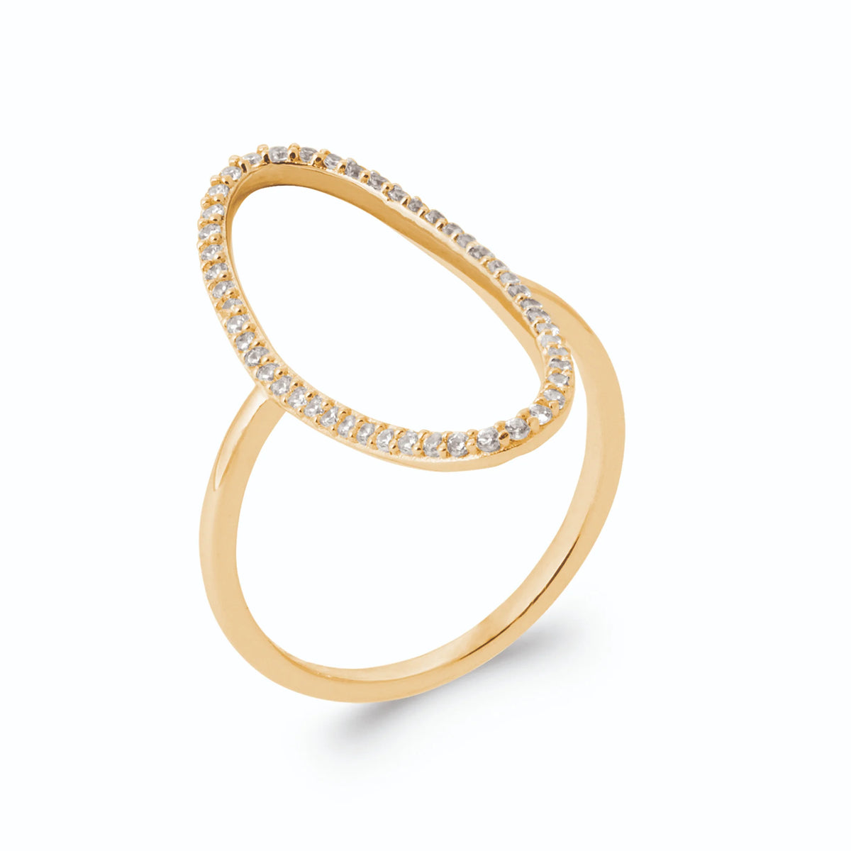 Bague grand ovale ouvert entièrement pavé de zircons en plaqué or, vue de trois quarts