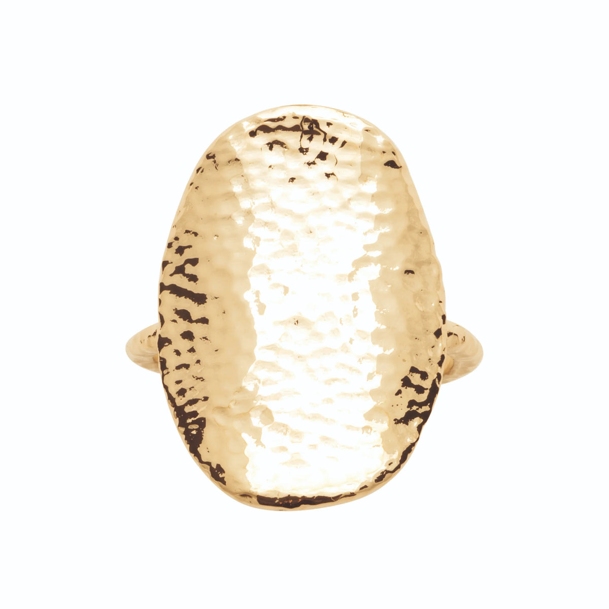 Bague grand plateau ovale vertical martelé façon feuille d’or plaqué or, vue de face