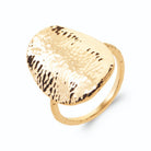 Bague grand plateau ovale vertical martelé façon feuille d’or en plaqué or, vue de trois quarts
