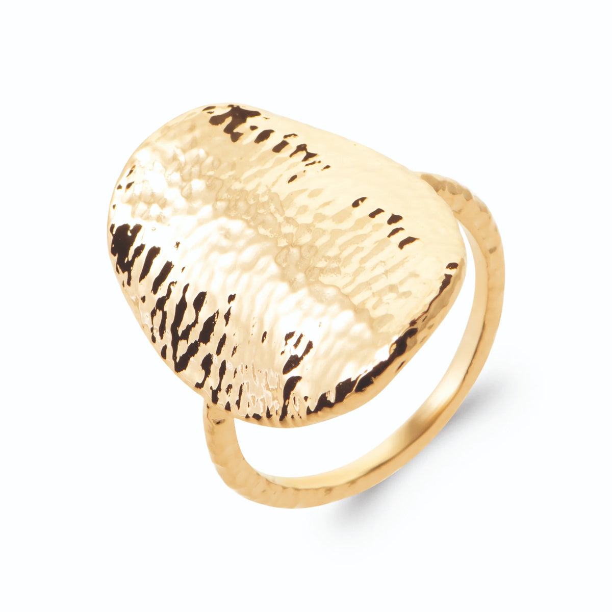 Bague grand plateau ovale vertical martelé façon feuille d’or en plaqué or, vue de trois quarts