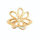 Bague grande fleur ouverte aux pétales martelés sans pierre plaqué or, vue de face
