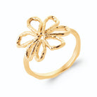 Bague grande fleur ouverte aux pétales martelés sans pierre en plaqué or, vue de trois quarts