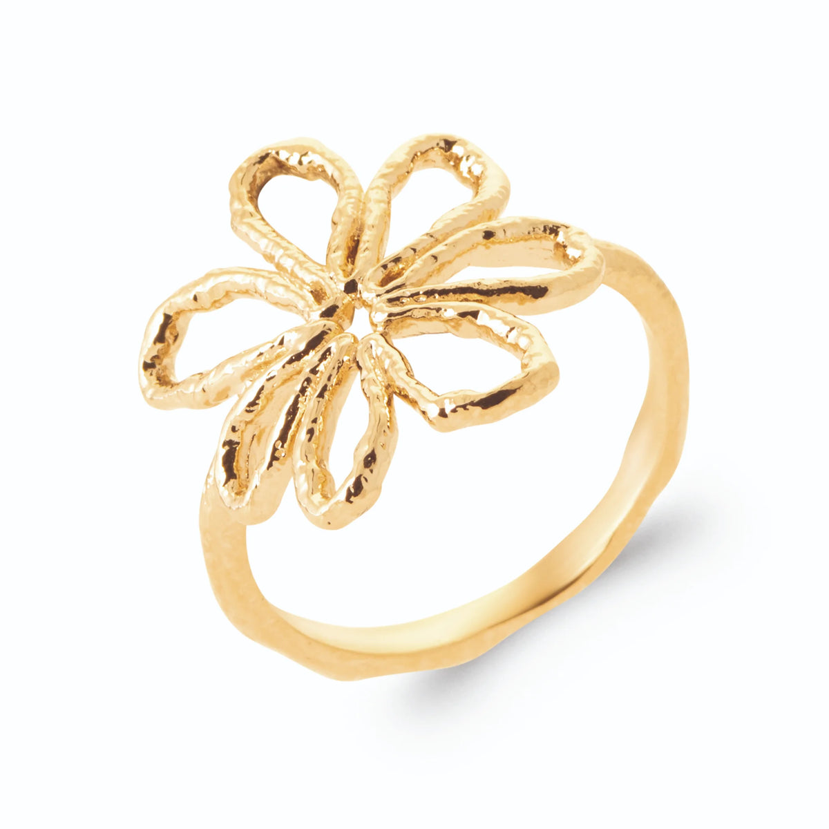 Bague grande fleur ouverte aux pétales martelés sans pierre en plaqué or, vue de trois quarts