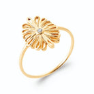 Bague grande marguerite en filigrane et zircon au cœur en plaqué or, vue de trois quarts