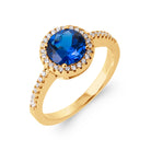 Bague grande pierre ronde bleu nuit et large entourage en plaqué or, vue de trois quarts