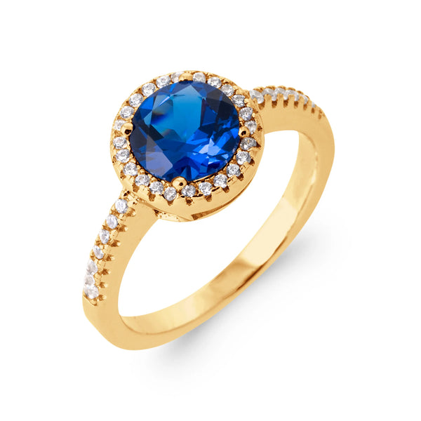 Bague grande pierre ronde bleu nuit et large entourage en plaqué or, vue de trois quarts