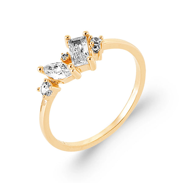 Bague grappe asymétrique zircons baguette, navette et ronds en plaqué or, vue de trois quarts
