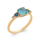 Bague grappe cabochon coussin bleu glacier et pierres bleu profond en plaqué or, vue de trois quarts