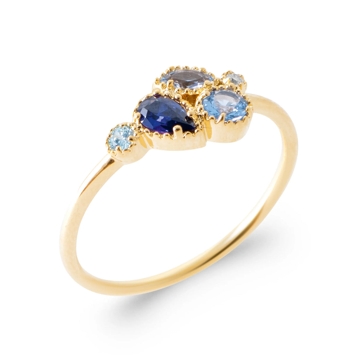 Bague grappe de pierres en camaïeu de bleus en plaqué or, vue de trois quarts