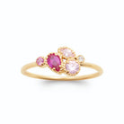 Bague grappe de pierres en camaïeu de roses plaqué or, vue de face
