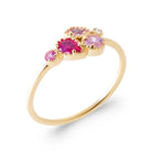 Bague grappe de pierres en camaïeu de roses en plaqué or, vue de trois quarts