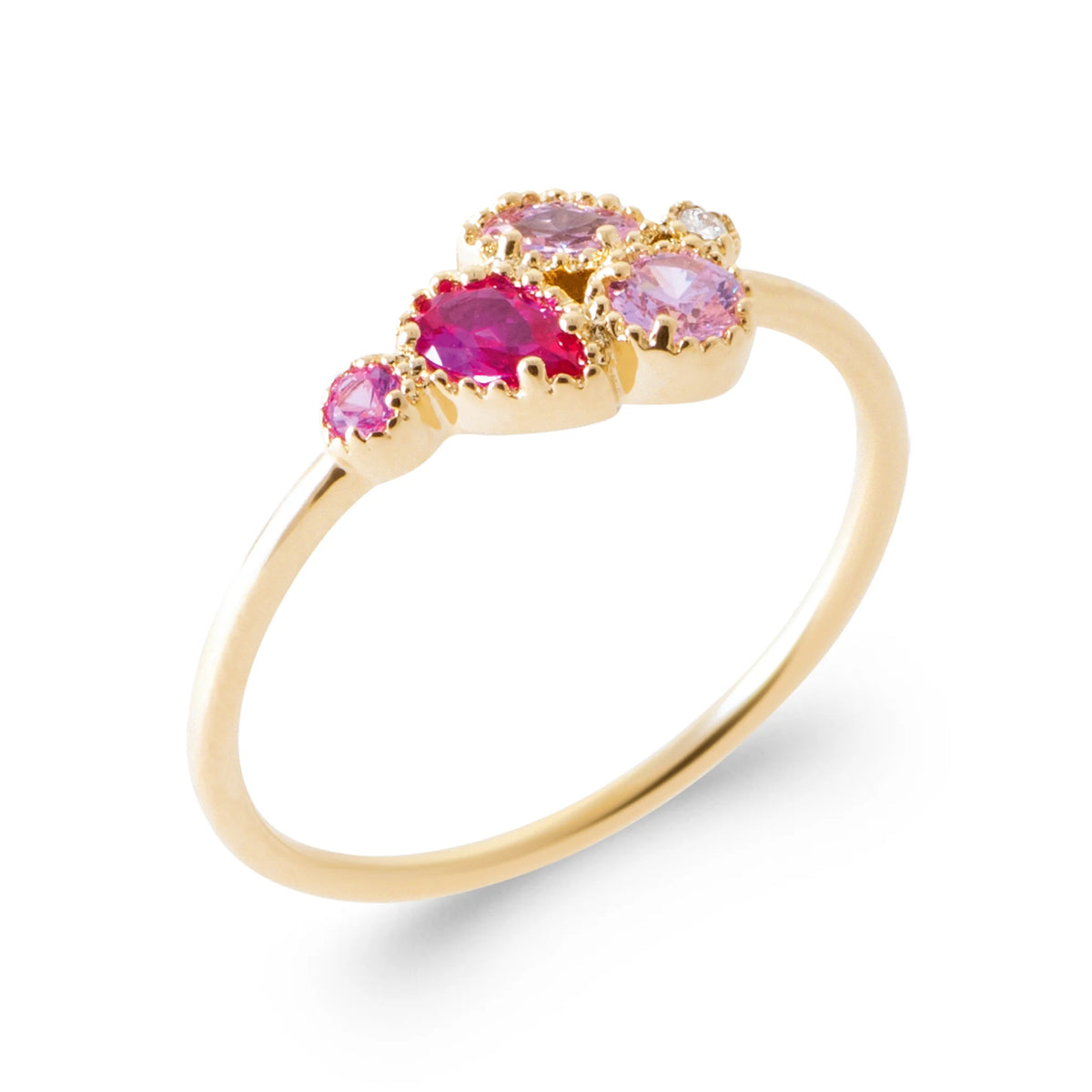 Bague grappe de pierres en camaïeu de roses en plaqué or, vue de trois quarts