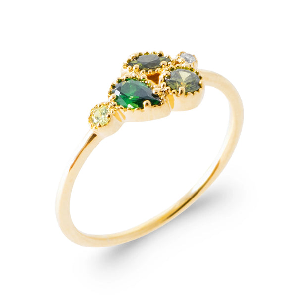 Bague grappe de pierres en camaïeu de verts en plaqué or, vue de trois quarts