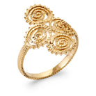 Bague grappe de quatre disques spirales bordés de grains d’or en plaqué or, vue de trois quarts