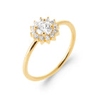 Bague halo de petits zircons autour d’un zircon rond sur anneau fin en plaqué or