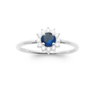 Bague halo pierre bleu nuit sur anneau fin en argent 925, vue de dessus