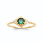 Bague hexagone perlé pierre ronde vert émeraude et zircons plaqué or, vue de face