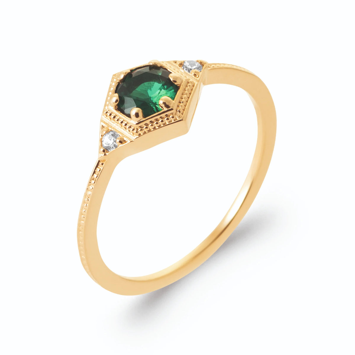 Bague hexagone perlé pierre ronde vert émeraude et zircons en plaqué or, vue de trois quarts