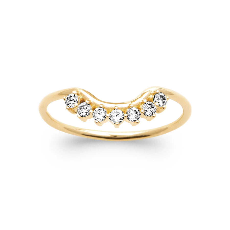 Bague incurvée ligne de zircons en plaqué or, portée à la main
