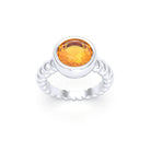 Bague “Indiscrète” en Argent 950 – Pierre Fine Ronde 9mm et Anneau Torsadé