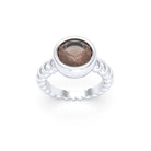 Bague “Indiscrète” en Argent 950 – Pierre Fine Ronde 9mm et Anneau Torsadé