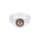 Bague “Indiscrète” en Argent 950 – Pierre Fine Ronde 9mm et Anneau Torsadé