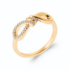 Bague infini une boucle pavée de zircons en plaqué or, vue de trois quarts