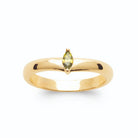 Bague jonc bombé et pierre navette vert olive sertie clos en plaqué or