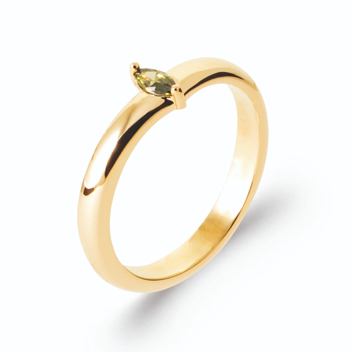 Bague jonc bombé et pierre navette vert olive sertie clos en plaqué or, vue de trois quarts