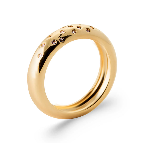 Bague jonc bombé poli parsemé de petits zircons étoilés en plaqué or, vue de trois quarts