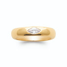 Bague jonc bombé poli et zircon navette serti à fleur plaqué or, vue de face