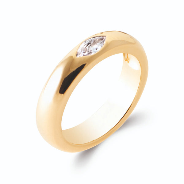Bague jonc bombé poli et zircon navette serti à fleur en plaqué or, vue de trois quarts