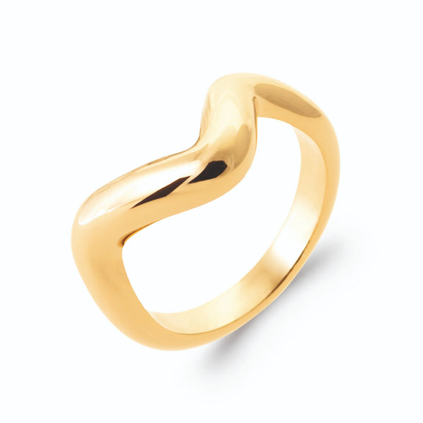 Bague jonc bombé sculpté en vague polie en plaqué or, vue de trois quarts